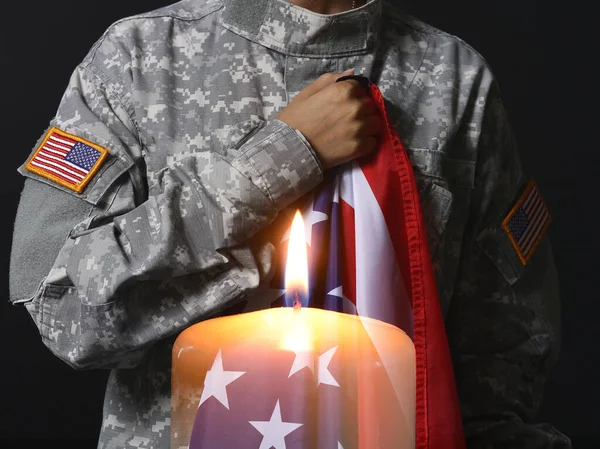 Dubbel Exponering Brinnande Ljus Och Amerikansk Soldat Med Usa Flagga — Stockfoto