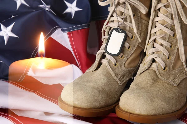 Dvojité Vystavení Hořící Svíčky Vojenské Boty Visačkou Americkou Vlajkou Memorial — Stock fotografie
