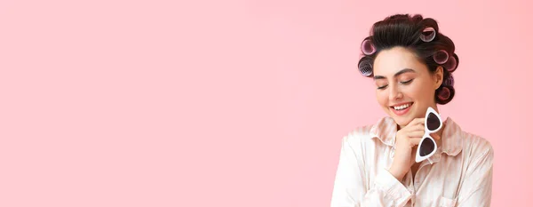 Schöne Junge Frau Schlafanzug Lockenwickler Und Mit Sonnenbrille Auf Rosa — Stockfoto
