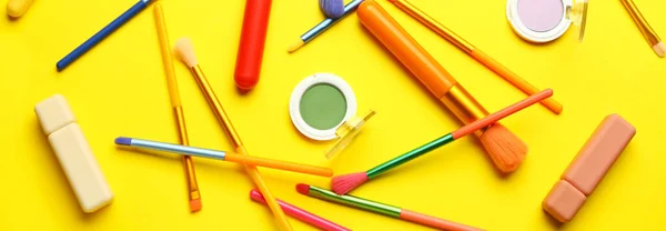 Verschiedene Make Pinsel Und Kosmetikprodukte Auf Gelbem Hintergrund Banner Für — Stockfoto