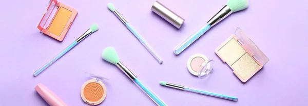 Różne Szczotki Makijażu Produkty Kosmetyczne Tle Liliowym Baner Projektowania — Zdjęcie stockowe