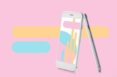 Pembe arka planda modern akıllı telefonlar