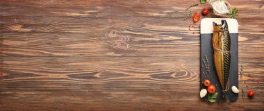 Ahşap zemin üzerinde lezzetli füme uskumru balıklı tahta yazı için yer var.