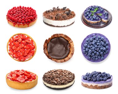 Beyaz arka planda leziz peynirli kekler.