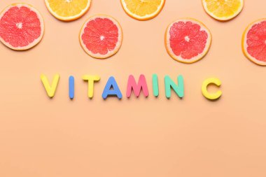 Renkli harf ve turunçgillerden oluşan C metni renk arkaplanı