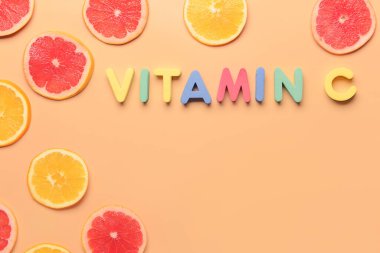 Renkli harf ve turunçgillerden oluşan C metni renk arkaplanı