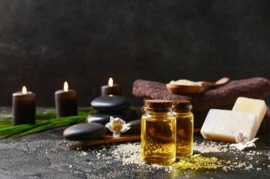 Esmer arka planda gerekli yağlı şişeler