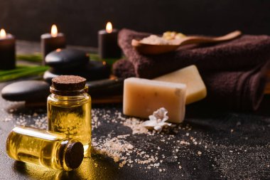 Esmer arka planda gerekli yağ şişeleri