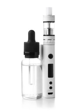 Beyaz zemin üzerinde modern vape mod ve yağ