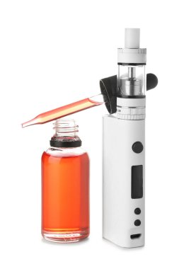 Beyaz zemin üzerinde modern vape mod ve yağ