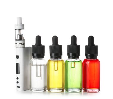 Beyaz arkaplanda modern vape modu ve yağlar