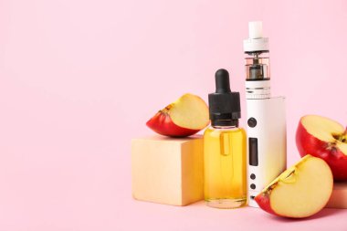 Pembe arka planda modern vape mod, yağ ve elma