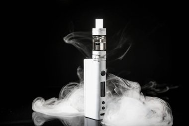 Modern vape modu ve siyah arkaplanda duman
