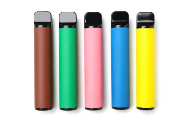 Beyaz arka planda tek kullanımlık farklı sigaralar.