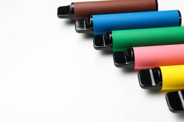 Beyaz arka planda tek kullanımlık farklı sigaralar.