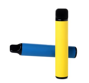 Beyaz arka planda mavi ve sarı tek kullanımlık elektronik sigaralar.