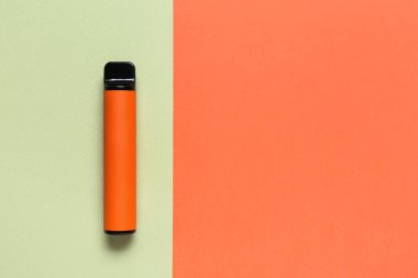 Renkli arka planda tek kullanımlık elektronik sigara