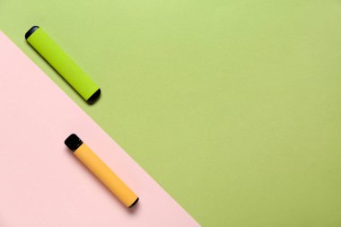 Renkli arka planda tek kullanımlık farklı sigaralar.