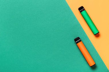 Renkli arka planda modern tek kullanımlık elektronik sigaralar