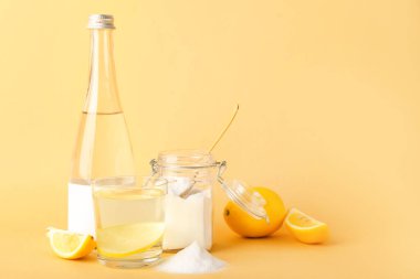 Renkli limonlu bir şişe ve bir bardak su