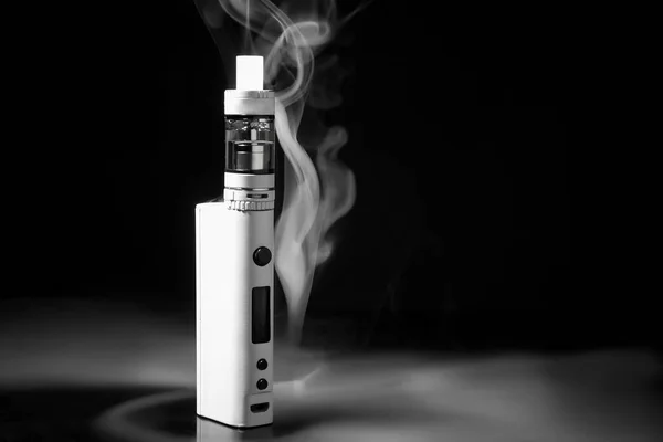 Σύγχρονη Vape Mod Και Καπνού Μαύρο Φόντο — Φωτογραφία Αρχείου