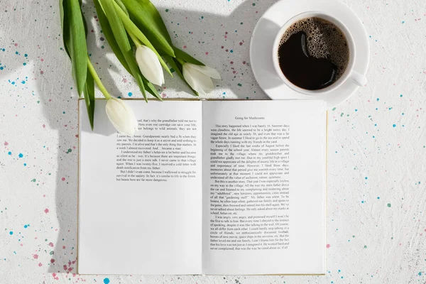 Otevřená Kniha Šálek Kávy Květin Světlém Pozadí — Stock fotografie