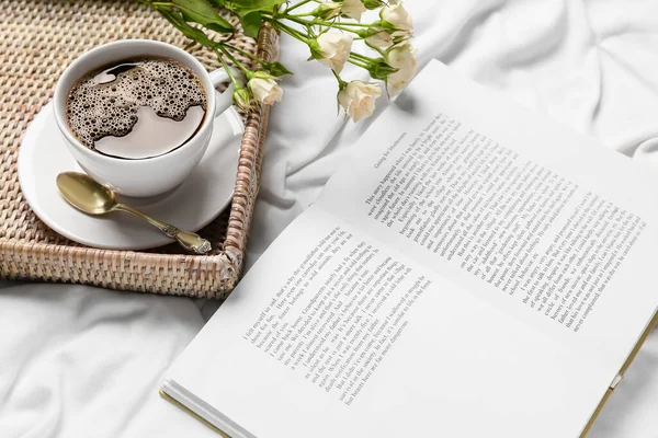 Nyitott Könyv Tálca Egy Csésze Kávéval Gyönyörű Virágokkal Ágyon — Stock Fotó