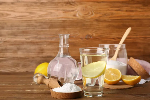 Glass Water Baking Soda Lemon Wooden Background — Foto de Stock