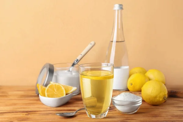 Vaso Agua Tazón Con Bicarbonato Sodio Limones Sobre Mesa Madera —  Fotos de Stock