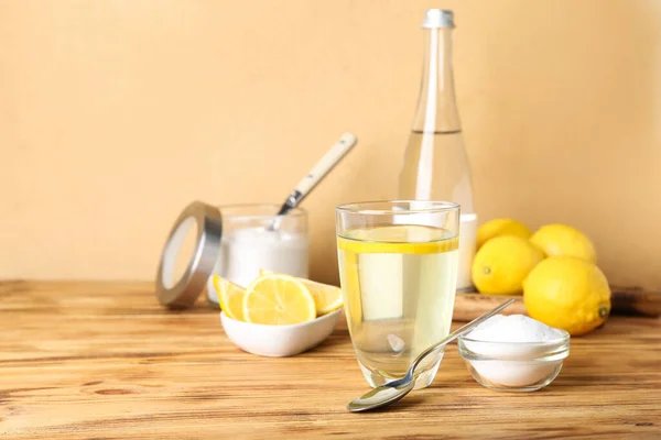 Vaso Agua Tazón Con Bicarbonato Sodio Limones Sobre Mesa Madera —  Fotos de Stock