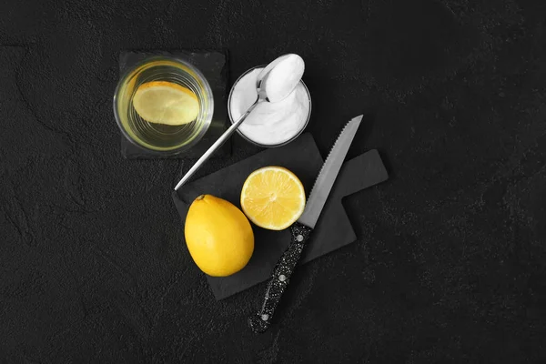 Bowl Baking Soda Glass Water Lemons Dark Background — Stock Photo, Image