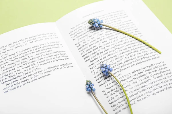 Krásné Muškarní Květiny Kniha Zeleném Pozadí Detailní — Stock fotografie