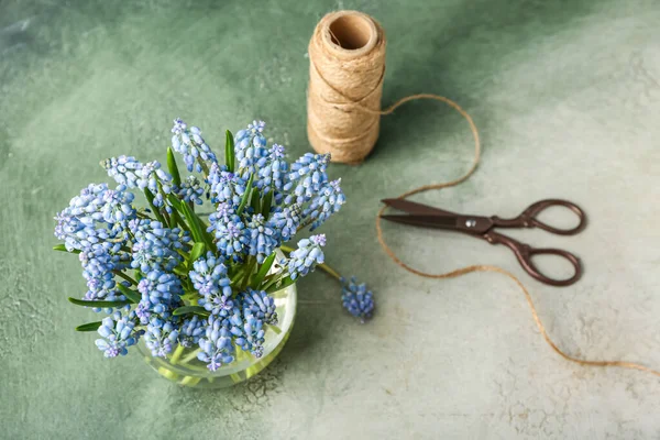 Vase Beautiful Muscari Flowers Thread Scissors Green Background — Stock Photo, Image