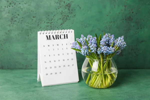 Vas Med Vackra Muscari Blommor Och Kalender Grön Bakgrund — Stockfoto