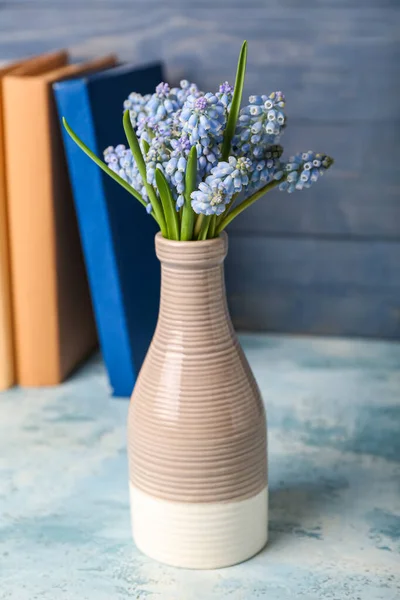 Βάζο Όμορφα Λουλούδια Muscari Και Βιβλία Στο Τραπέζι — Φωτογραφία Αρχείου