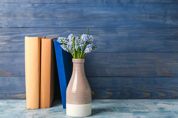 Florero Con Hermosas Flores Muscari Libros Mesa —  Fotos de Stock