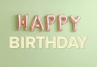 Yeşil arkaplanda Mutlu Yıllar metni