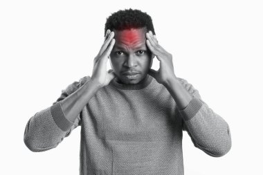 Beyazlar üzerinde izole edilmiş baş ağrısı olan stresli bir Afro-Amerikalı.  