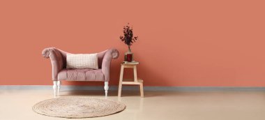 Odanın içinde şık, rahat bir dinlenme odası.