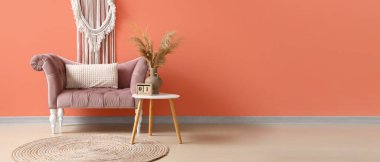 Odanın içinde şık konforlu bir masa ve dinlenme odası.