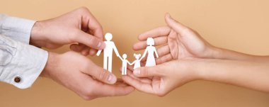 Renkli arka planda aile figürlü eller. Aşk ve ilişkiler kavramı