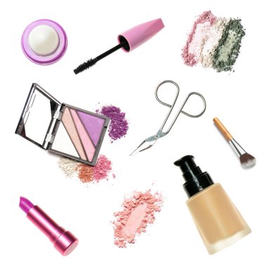 Beyaz üzerine izole edilmiş kozmetik ve makyaj fırçaları.