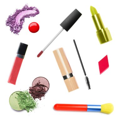 Beyaz üzerine izole edilmiş kozmetik ve makyaj fırçaları.