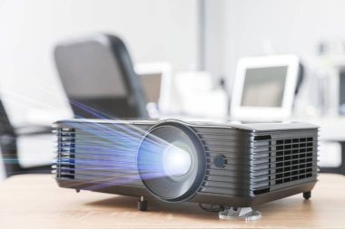 Konferans salonundaki masada video projektörü