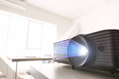 Konferans salonundaki masada video projektörü