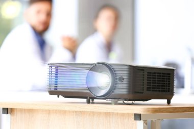 Tıp fakültesinde video projektörü masadaydı.