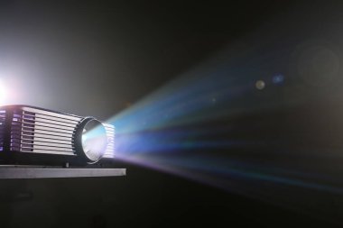 Siyah arkaplanda modern video projektörü