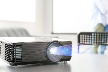 Konferans salonundaki masada video projektörü