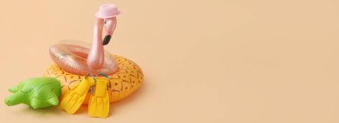 Renk arkaplanı üzerinde şapka ve kürekleri olan şişirilebilir halkaları metin için alan ile stil et