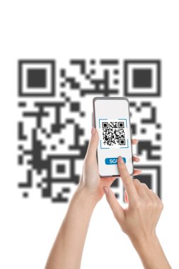 Akıllı telefonlu bir kadının elleri beyaz arkaplanda QR kodunu tarıyor.